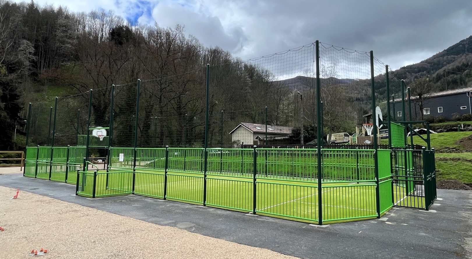 Un terrain multisports avec un gazon synthétique sportif en Ariège