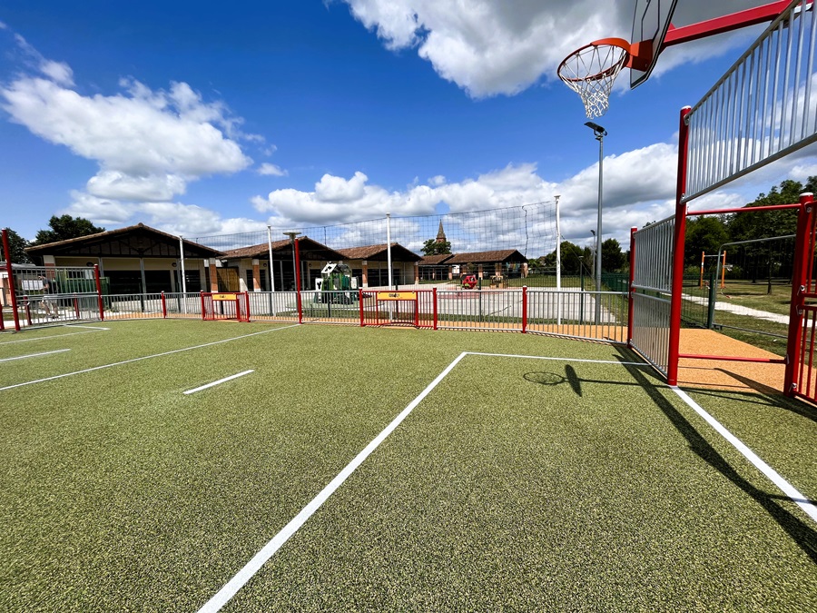 Un terrain multisports avec un sol de sécurité en Tarn-et-Garonne